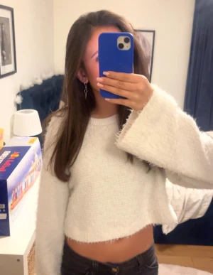 Vit fluffig croppad tröja - Vit fluffig tröja med vida ärmar. Perfekt för dig som gillar en chill och trendig stil💗