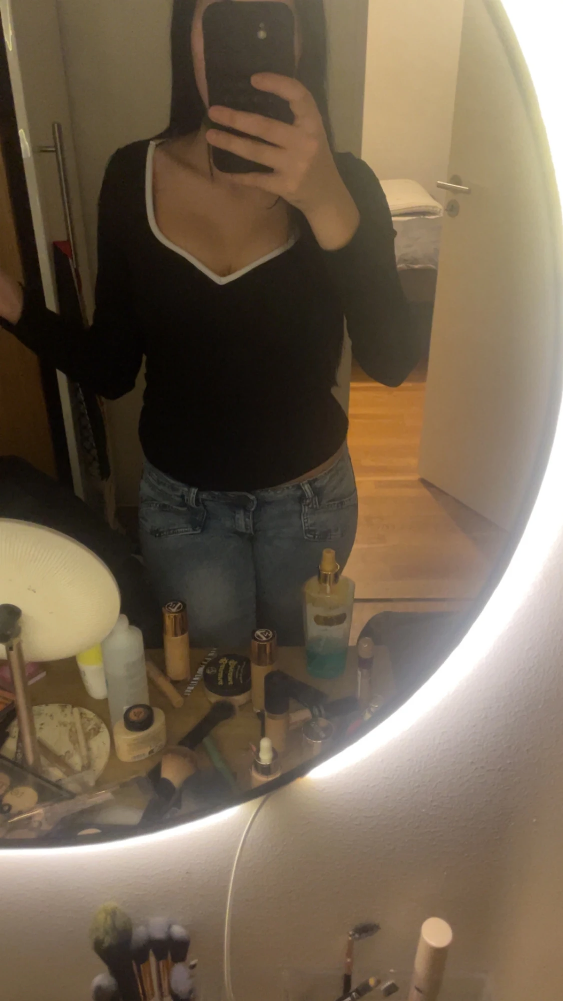 Svart tröja med vit detaljer  - 1