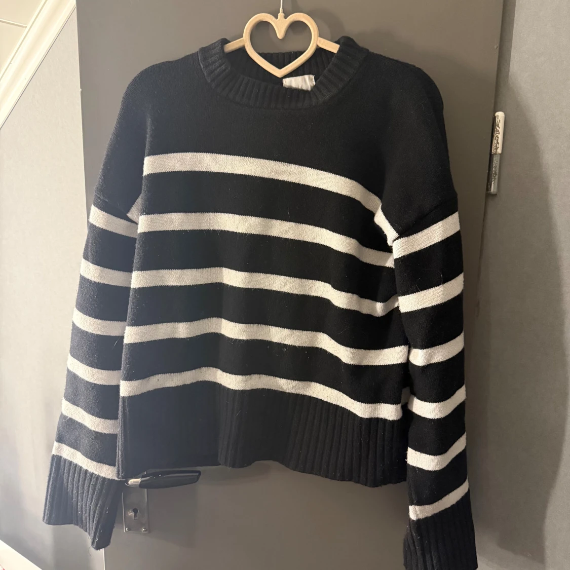 Svartvit randig stickad tröja