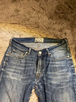 Acne Studios Jeans - Säljer ett par blå jeans från Acne Studios med snyggt slitna detaljer och med selvedge look. W30-31 och L32