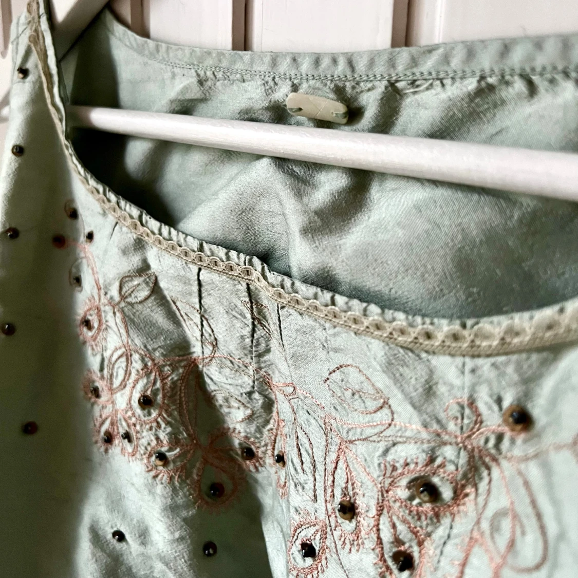 Mintgrön broderad linnetopp i siden - 5