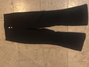 Svarta skidbyxor från 8848 Altitude - Svarta skidbyxor från 8848 Altitude bara använda en sesong snygga, varma och utsvängda.💗