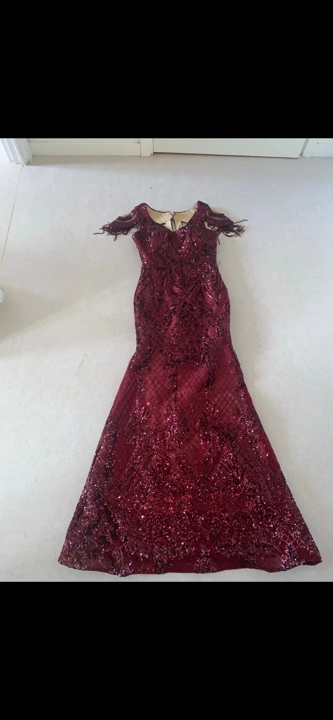 Vinröd glittrig långklänning med fransar - 3