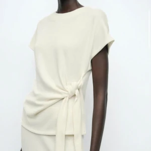 Topp med knytning  - Skitsnygg och passar till många olika tillfällen! 💗 Aldrig använd och säljs då den är lite för stor på mig. Skriv för fler bilder eller frågor 😊