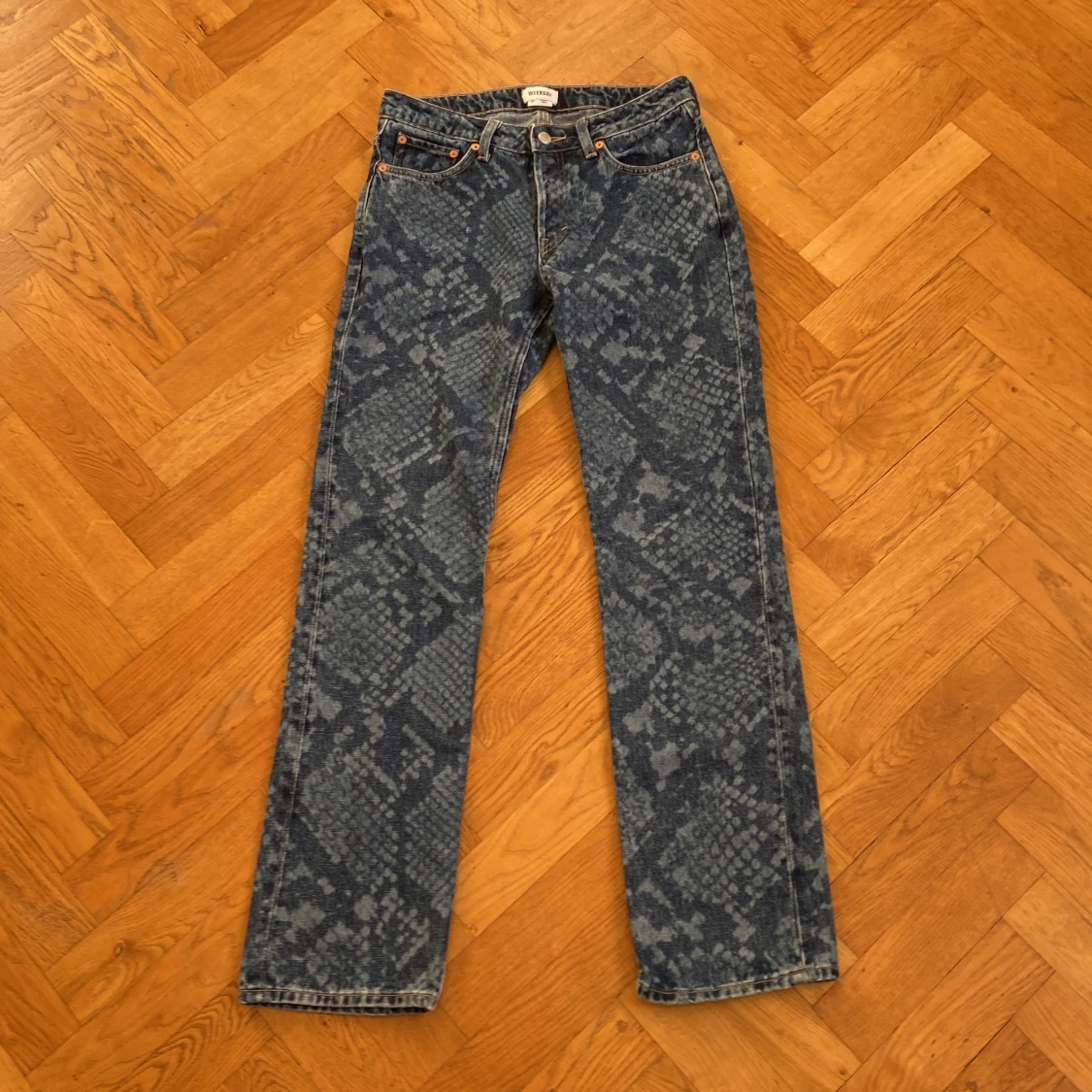 Weekday jeans med ormmönster, stl 27 - 1