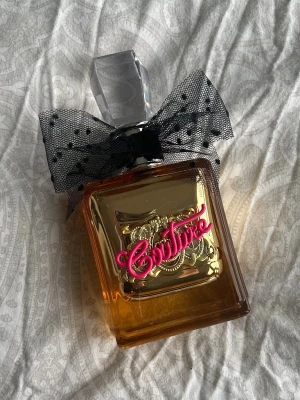 Juicy Couture parfym - Parfym från Juicy Couture i doften Viva la juicy Gold Couture.