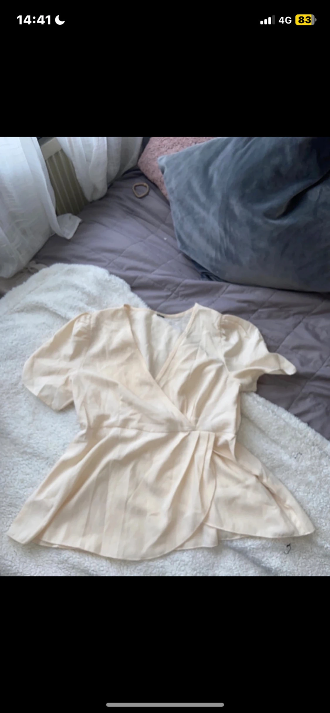 Beige omlottblus med v-ringning - 1