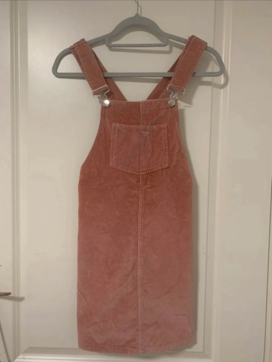 Rosa manchesterklänning med hängslen