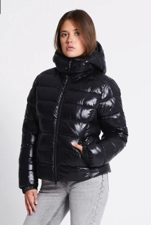 Svart pufferjacka med huva - Säljer en svart, glansig pufferjacka med huva och dragkedja framtill. Jackan har en quiltad look med breda paneler och två sidofickor. Perfekt för kalla dagar och har en riktigt snygg, modern vibe.