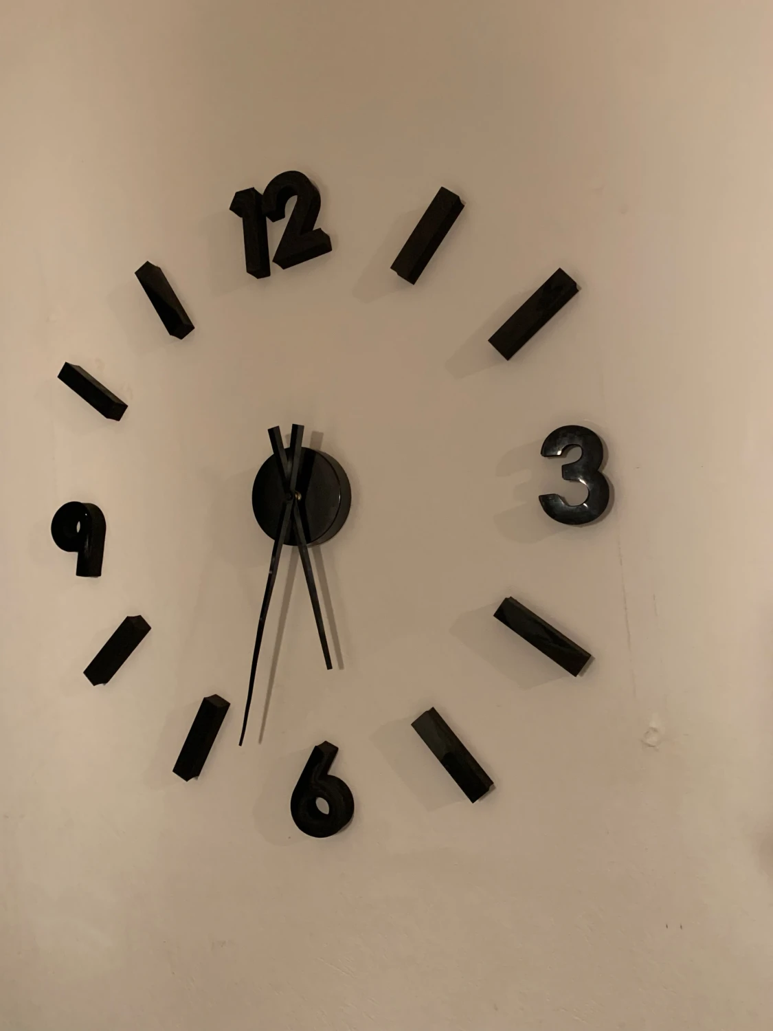 Svart väggklocka med 3D-siffror - 1