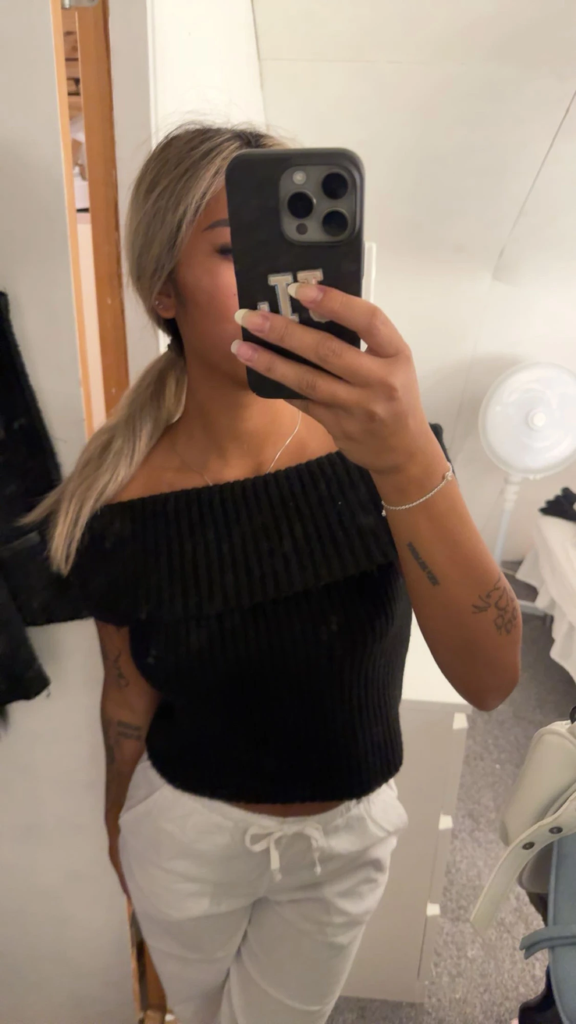 Svart ribbad offshoulder topp