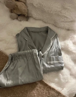 pyjamas sett - shortsen är i storlek Xs. och tröjan i xxs.  de sitter jättefint och är sköna på! de är knappt använda. säljer för att de inte kom till användning! skriv om ni har frågor! den är i polyester