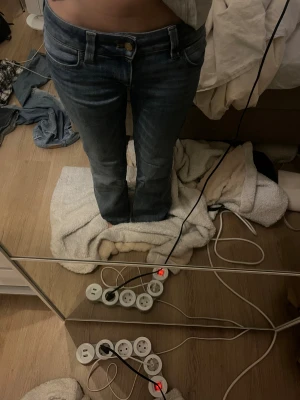 Blåa jeans lowwaist - Bootcut jeans från weekday. De ör i storlek 27/30, passar mig som är 162. Känns samma i storleken som mina andra i 28/32💞