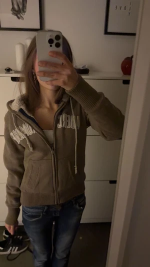 y2k slimfitting Abercrombie and fitch fodrad zip up hoodie - Rare authentic vintage slimfitting Abercrombie & Fitch hoodie in brown with white details!  Size L, fits a regular XS since it’s slimfit. A soft teddy lining for extra warmth and comfort. Full zip-up front, cozy hood, and front pockets. Well-maintained vintage piece with minimal signs of wear. The little metal piece on the arm is loose.    #2000s #abercrombie #abercrombieandfitch #vintage #swag #rare #y2k #baddie #hoodie #streetwear #alternative #emo #pinterest #hollister #hollistercalifornia