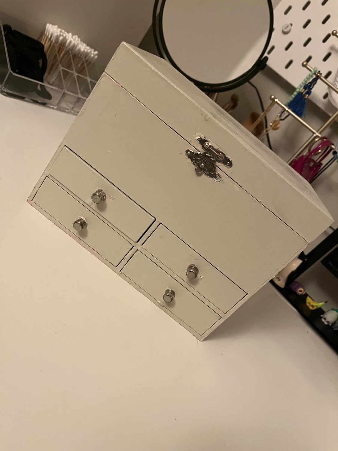 Vit och rosa smyckeskrin med lådor