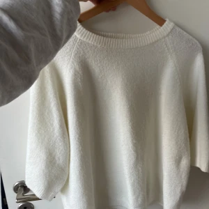 Vit stickad tröja med kort ärm - Jättefin vit stickad tröja, i nyskick. Storlek S💗