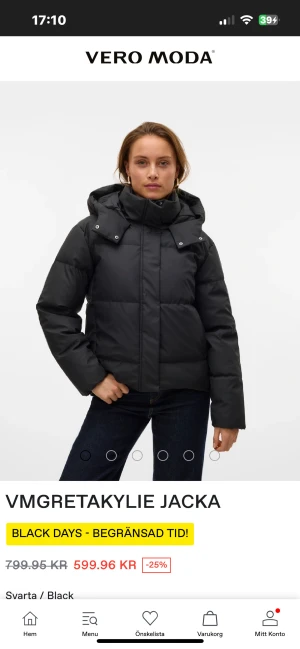 Svart pufferjacka från Vero Moda - Säljer en svart pufferjacka från Vero Moda med hög krage och stor huva. Jackan är köpt för 599kr å säljs för 500kr då den inte är använd. Jackan har quiltad design, dragkedja framtill och tryckknappar vid huvan. Perfekt för kalla vinterdagar. Pris går att diskutera 💕