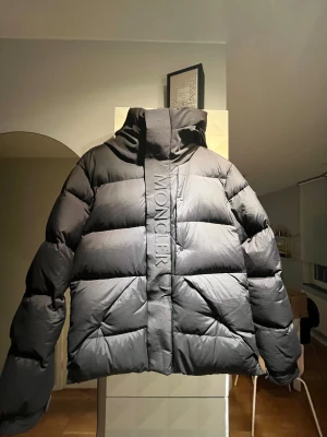 Svart Moncler Madeira Vinterjacka - Säljer en snygg Moncler Madeira som är perfekt för vintern. Jackan är väldigt varm och håller värmen bra. Använd endast ett fåtal gånger. Inga hål eller slitage. Pris kan diskuteras vid snabb affär. 