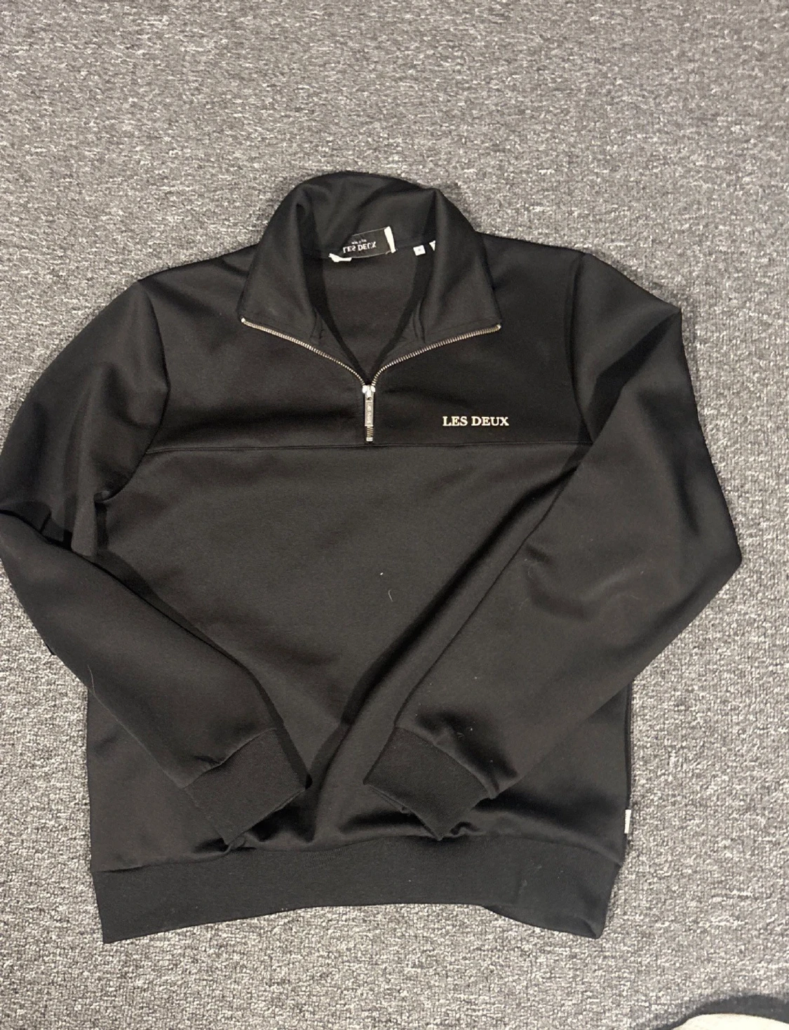 Svart quarter zip från les deux