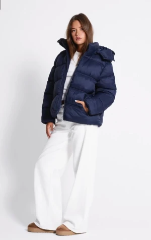 Mörkblå pufferjacka med huva. Pris kan diskuteras  - Säljer en mörkblå pufferjacka med stor, mysig huva och dragkedja framtill. Perfekt för kalla dagar med sin quiltade design och praktiska fickor på sidorna.  Säljer då jag nästan alldrig använder den                            Pris kan diskuteras 