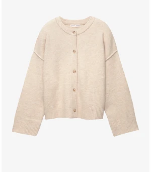 Beige kofta med knappar från pull & bear - Mysig beige kofta från pull & bear med rund hals och knappar framtill. Koftan har långärmade, lite loose passform och breda ribbade muddar vid ärmslut och nederkant. Perfekt för lager-på-lager under hösten och vintern. Ny pris är 379 aldrig använd med prislapp kvar