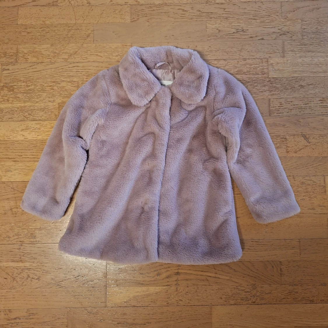 Ljuslila pälsjacka från Mywear Young