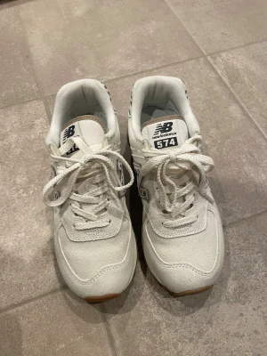 Sneakers  - Säljer mammas new balence skor. Använda 1 gång, inga defekter! Pris kan diskuteras!