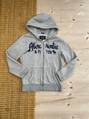Grå hoodie från Abercrombie & Fitch - Asfet grå hoodie bra skick storlek s| pris 629kr | pris inte hugget i sten så kom gärna med prisförslag eller andra frågor😁