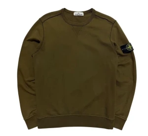 Olivgrön sweatshirt från Stone Island - Jättefint tröja, lite svanker under armen som knappt syns se bild. Storlek S. Givetvis äkta. 
