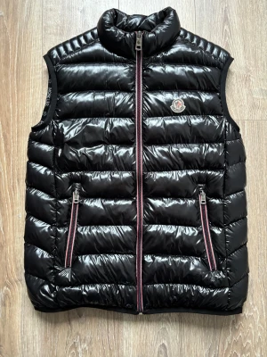 Moncler jacka - Säljer en Moncler väst. Har skador (kolla bilderna). Har fler varor på profilen!!