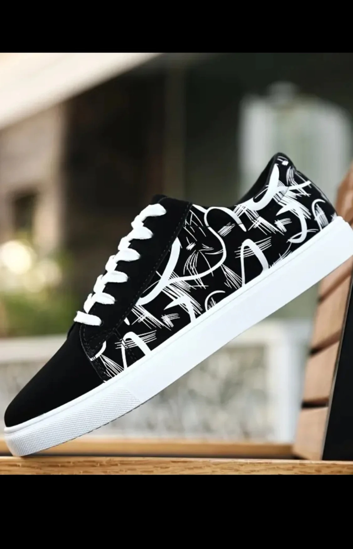Svarta sneakers med vit graffiti - 1