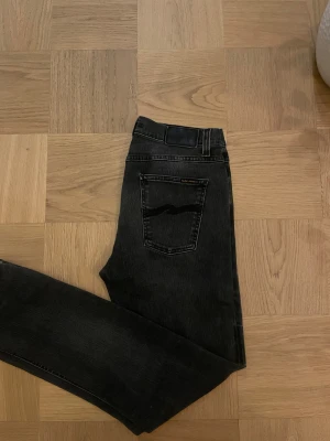 Nudie jeans - Nudie jeans, modellen heter lean Dean och sitter väldigt bra. Varan är i fint skick (storlek 30/32). Hör av er för mer detaljerade frågor eller bilder med de på!