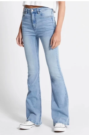 Ljusblå bootcut jeans med hög midja - Snygga ljusblå jeans med bootcut och hög midja. Jeansen har klassisk femficksdesign, dragkedja och knapp framtill. Tillverkade i stretchigt denim för en bekväm passform och en trendig siluett som ger långa ben. Köpt ganska nyligen men de är lite för stora i midjan, annars är det inget fel på de🤗 köpte för 300kr och säljer för 90kr