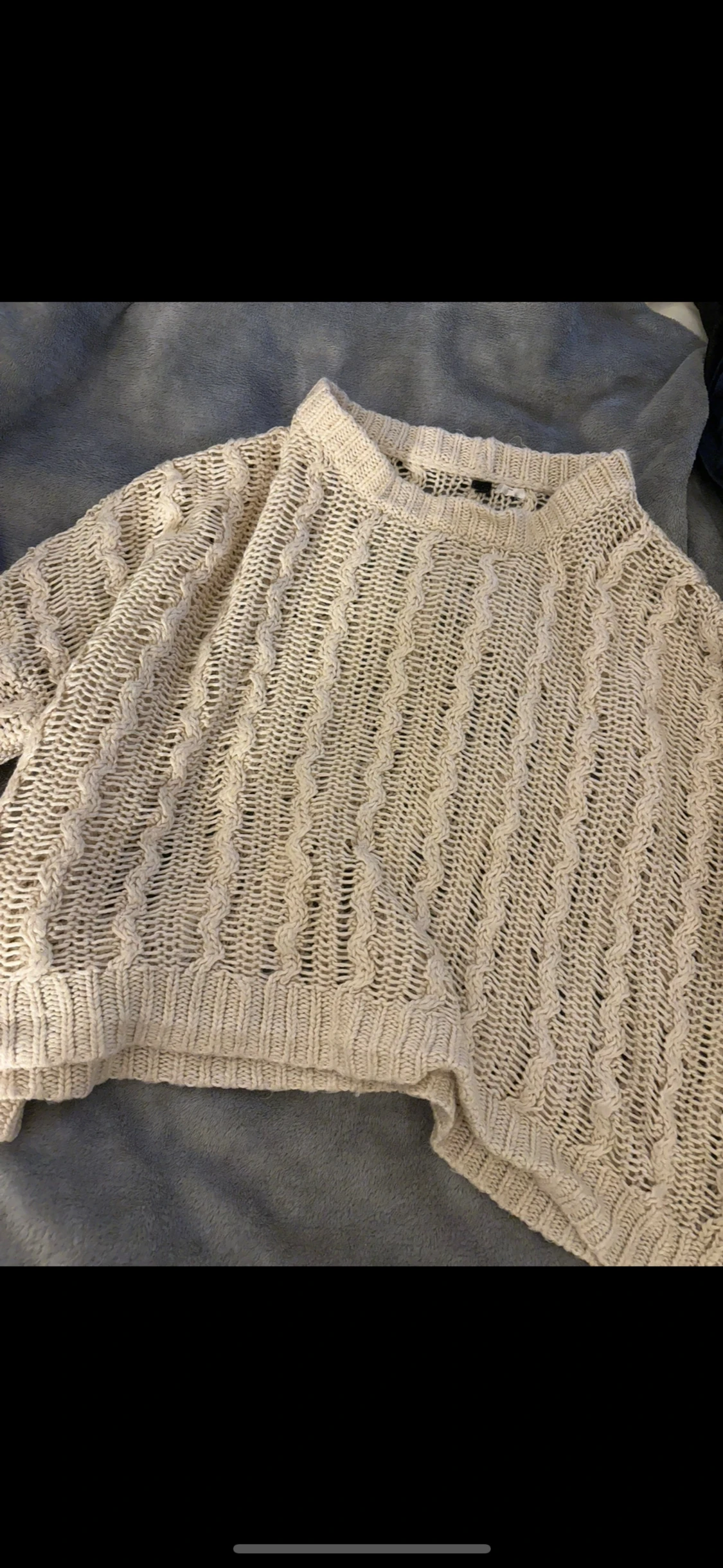 Beige stickad tröja med kabelmönster - 1