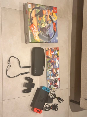 Nintendo switch med ring tillbehör  - Jag har haft detta nintendo från 2021 och den ligger och samlar damm så jag har bestämt mig för att sälja den. Man får med spelen som är med på bilden och väskan till den.
