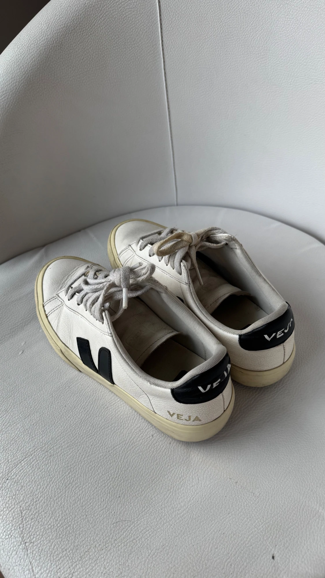 Vita Veja sneakers med svart detalj - 1