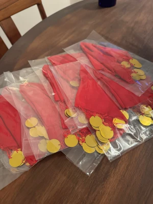 Röd mendils - Säljer 10 röda mendils för hennafest med glittrande guldmynt längs kanten. 200kr för alla! 