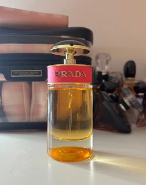 Prada candy parfym - Prada candy 50 ml. Endast använd en gång🩷