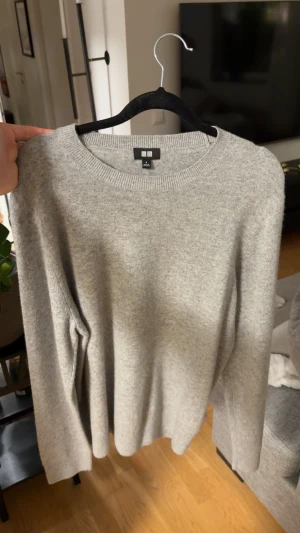 Kashmir tröja  - Kashmir tröja från uniqlo aldrig använd storlek S