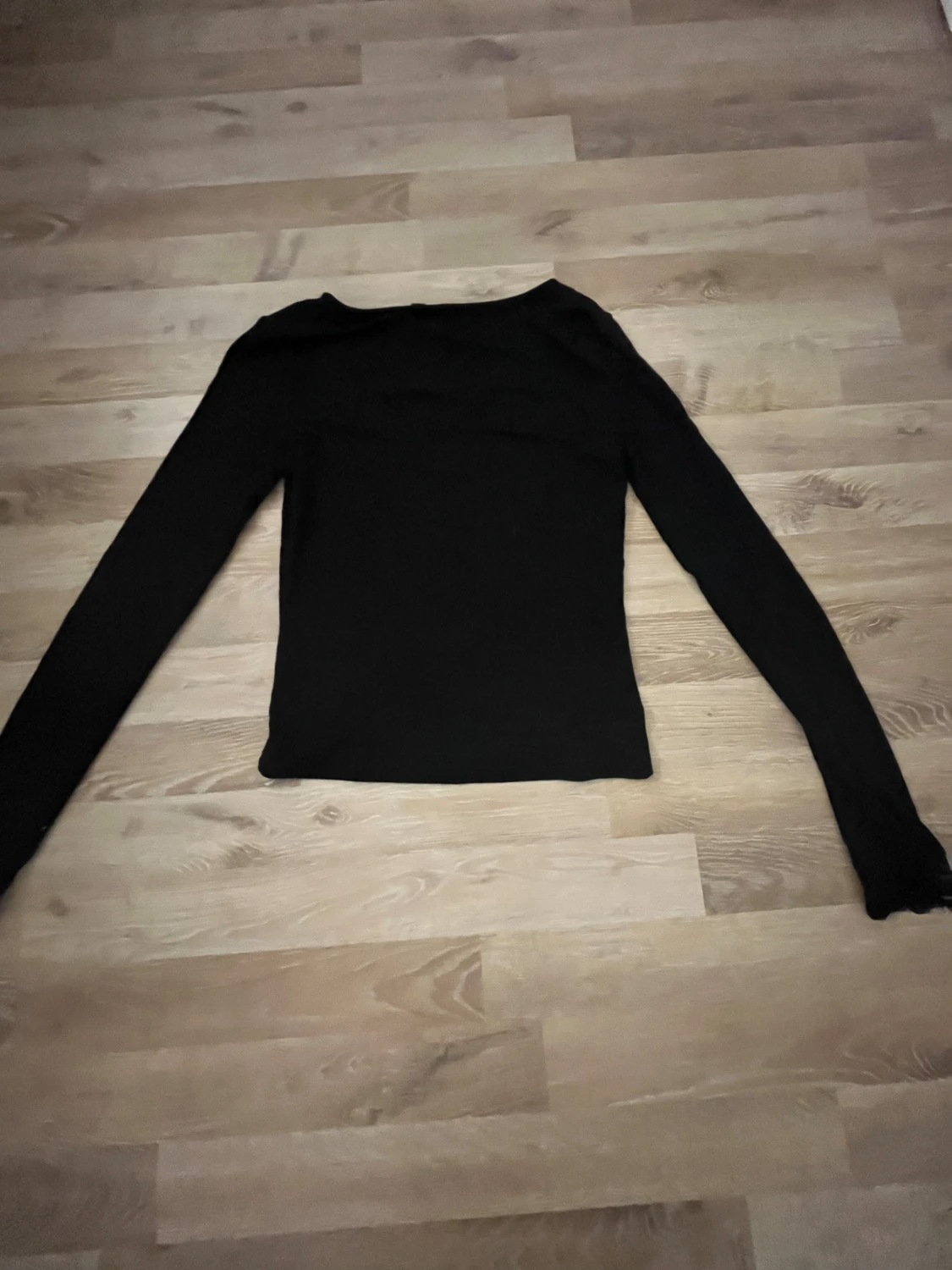 Svart långärmad topp med spetsdetaljer - 1