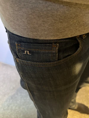 Mörkblå jeans från J.Lindeberg - Snygga mörkblå jeans från J.Lindeberg med klassisk femficksdesign. Storlek 29,32. Bara att höra av sig vid frågor, pris kan diskuteras vid snabb affär!🙌