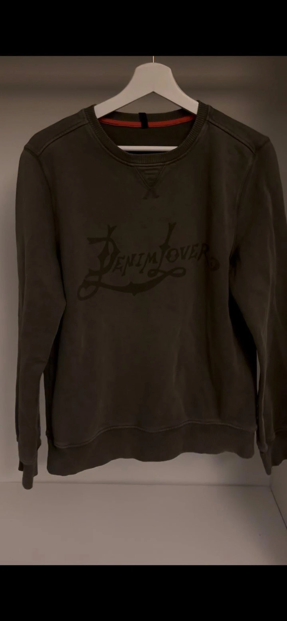 Mörkgrön tröja från nudie jeans