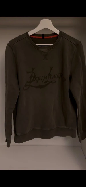 Mörkgrön tröja från nudie jeans - Säljer en mörkgrön sweatshirt från Nudie Jeans i storlek M med riktigt skönt tryck. Perfekt för dig som gillar stilrena och bekväma plagg.