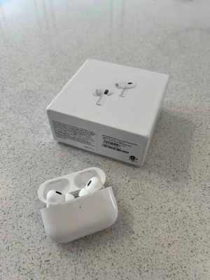 Trådlösa hörlurar Pro 2 – snygg design & bra ljud - Stilrena trådlösa hörlurar med klart och balanserat ljud. Pålitlig anslutning och enkel användning. Levereras i originalkartong med laddningsetui och en 1 m lång laddkabel. Snabb leverans, alltid väl paketerat. Fråga gärna om du undrar över något!