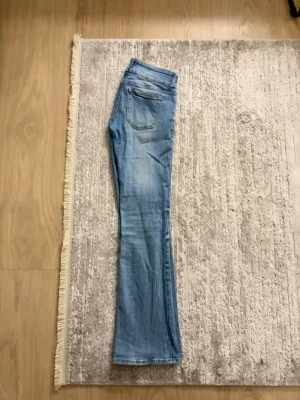 Bootcut jeans från Bershka  - Snygga ljusblå jeans från Bershka😊 low waist boot cut💕