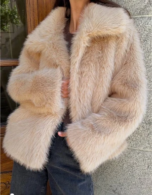 Beige fluffig pälsjacka med krage - Säljer en supermjuk och fluffig pälsjacka i beige med bred krage och långa ärmar. Jackan är aldrig använd den är ny med prislapp, jackan passar ej mig så därför kommer den ej komma till användning. Söker en likadan i storlek S om den är ny med prislapp, då byter jag gärna 