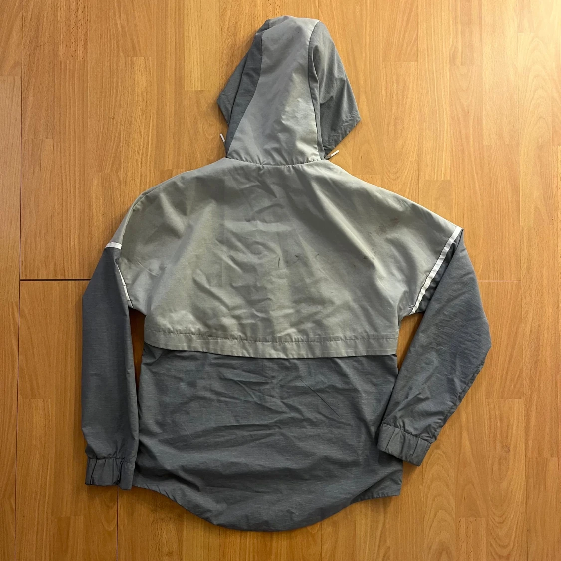 Grå Nike vindjacka med huva - 1