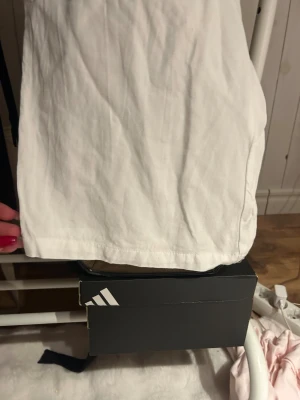 Vita linnebyxor med snörning från Gina Tricot - Säljer ett par vita shorts från Gina Tricot i mjuk bomull. De har elastisk midja med snörning och sidfickor, perfekt för chill dagar. Klassisk och enkel design som är lätt att matcha med allt.