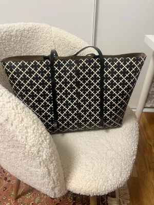 By malene birger väska  - Super fin väska ifrån by malene Birger i en super fin färg!! Rymmer även väldigt mycket!                       Se bild 3 för synlig defekt på remmen💕