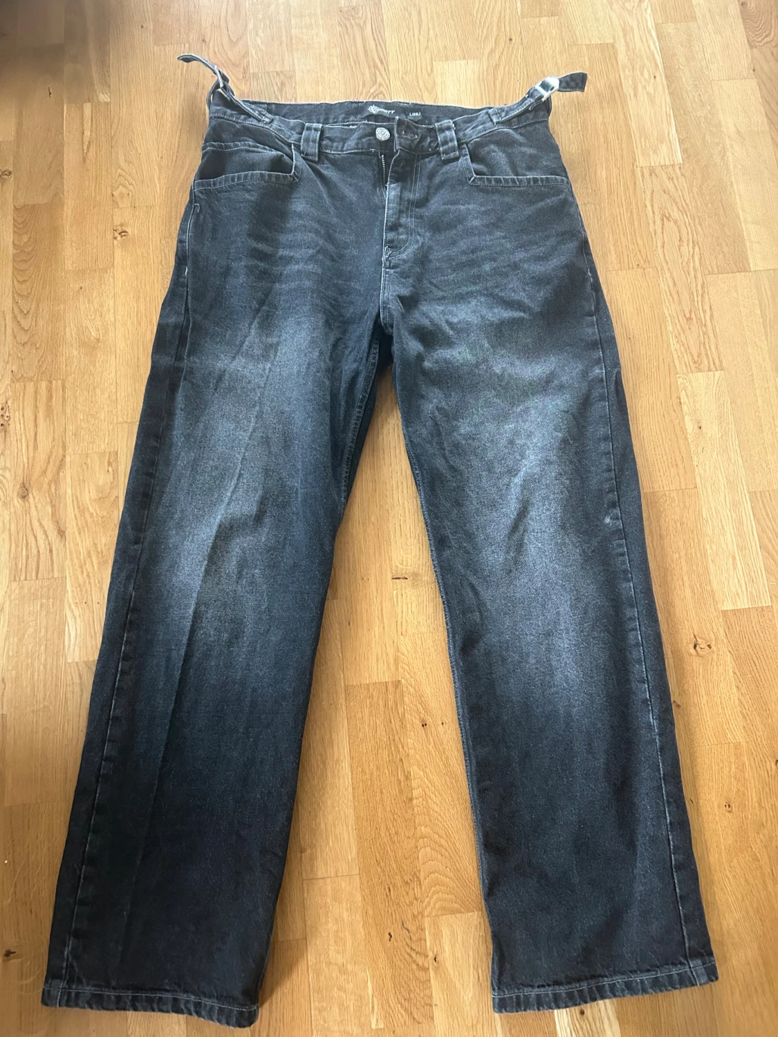 Svarta vicinity jeans med tvättat look - 1